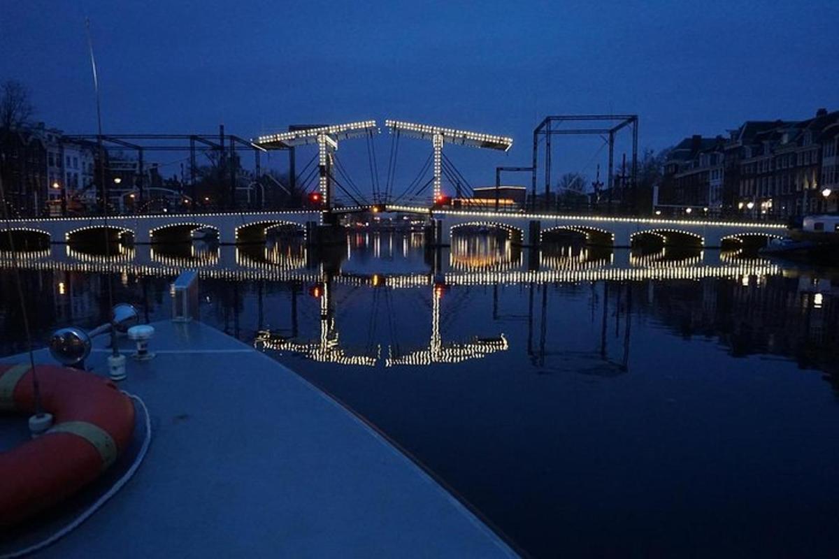 un pod peste o întindere de apă cu un roller coaster