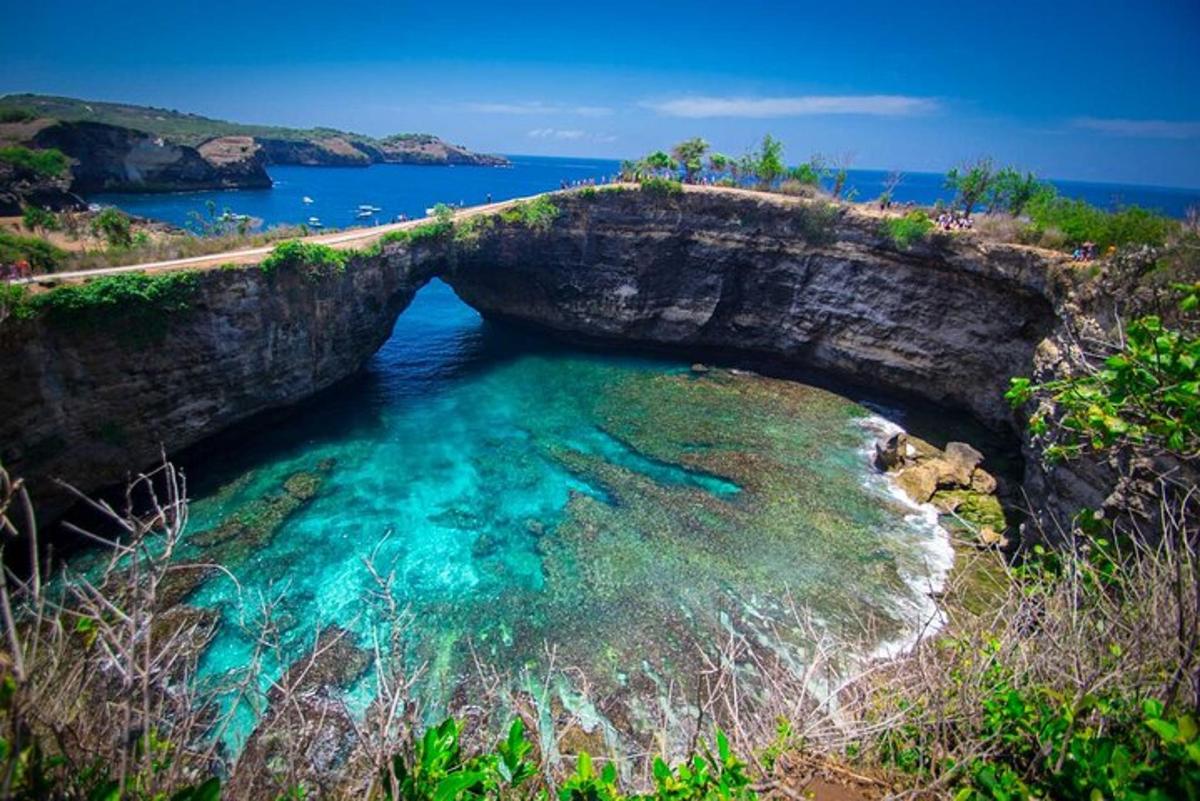 un arco sopra una pozza d'acqua vicino all'oceano