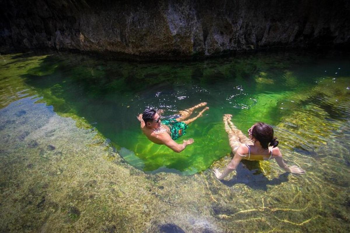 due persone che nuotano nell'acqua di una grotta