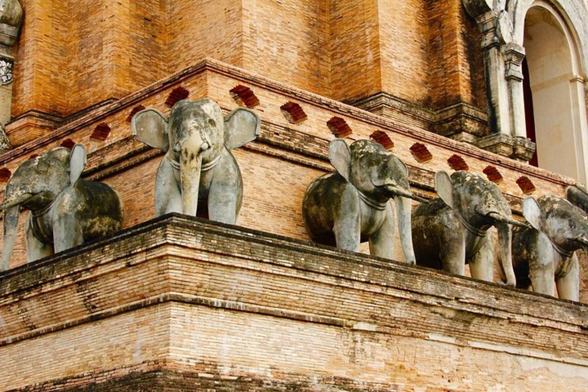 un edificio con statue di elefanti in cima