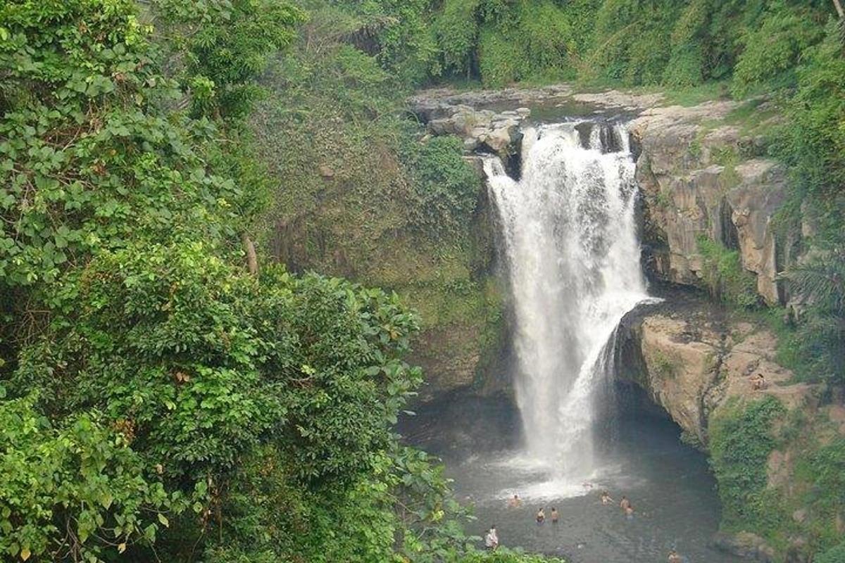 air terjun di tepi gunung