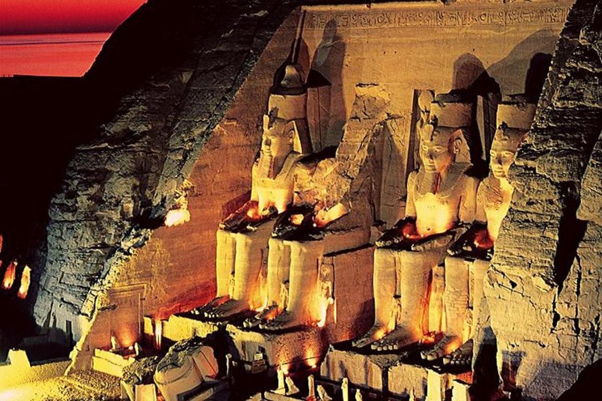 um muro de pedra com estátuas de pessoas nele