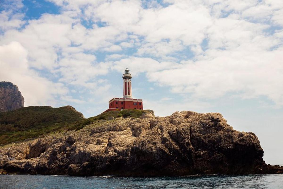 un faro su un'isola rocciosa nell'acqua