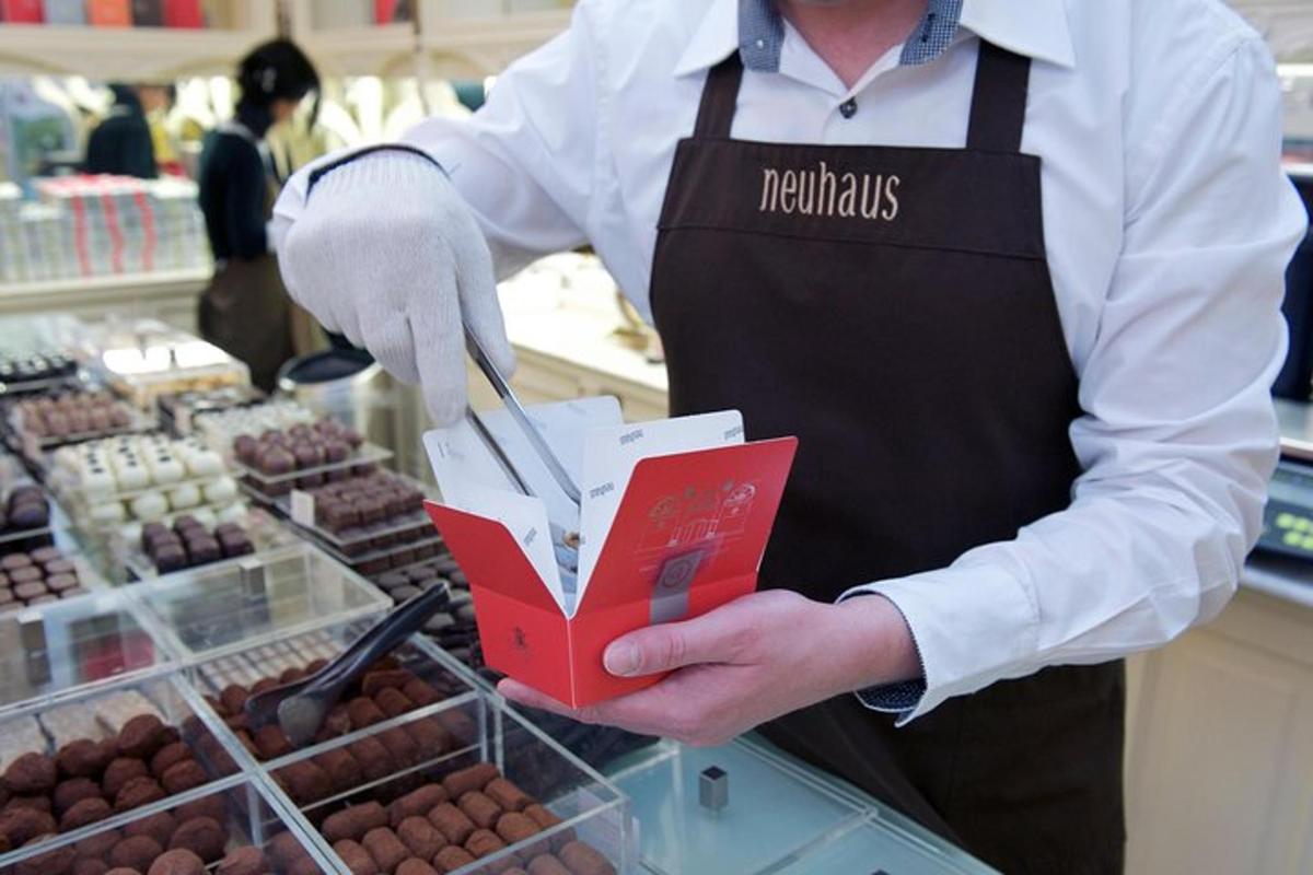 mees pagaritöökojas, hoides käes kasti šokolaadi