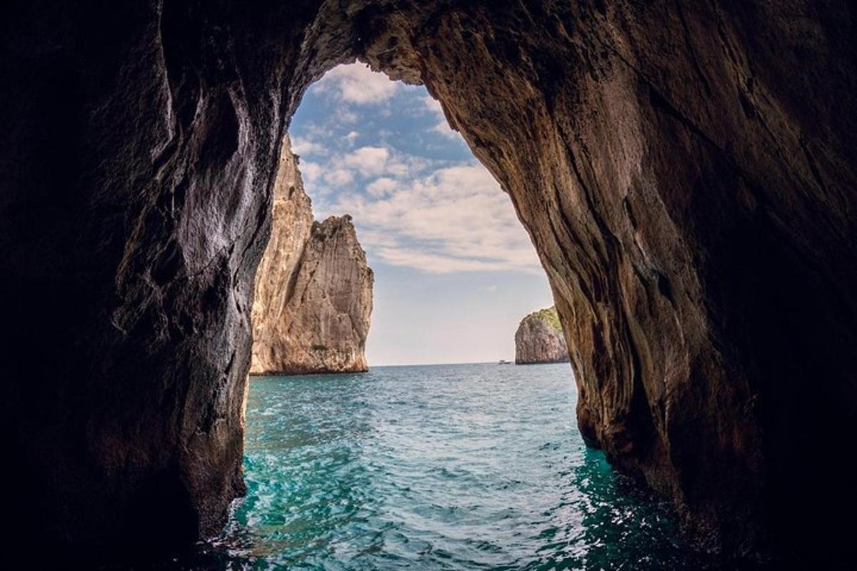 una vista dell'oceano dall'interno di una grotta