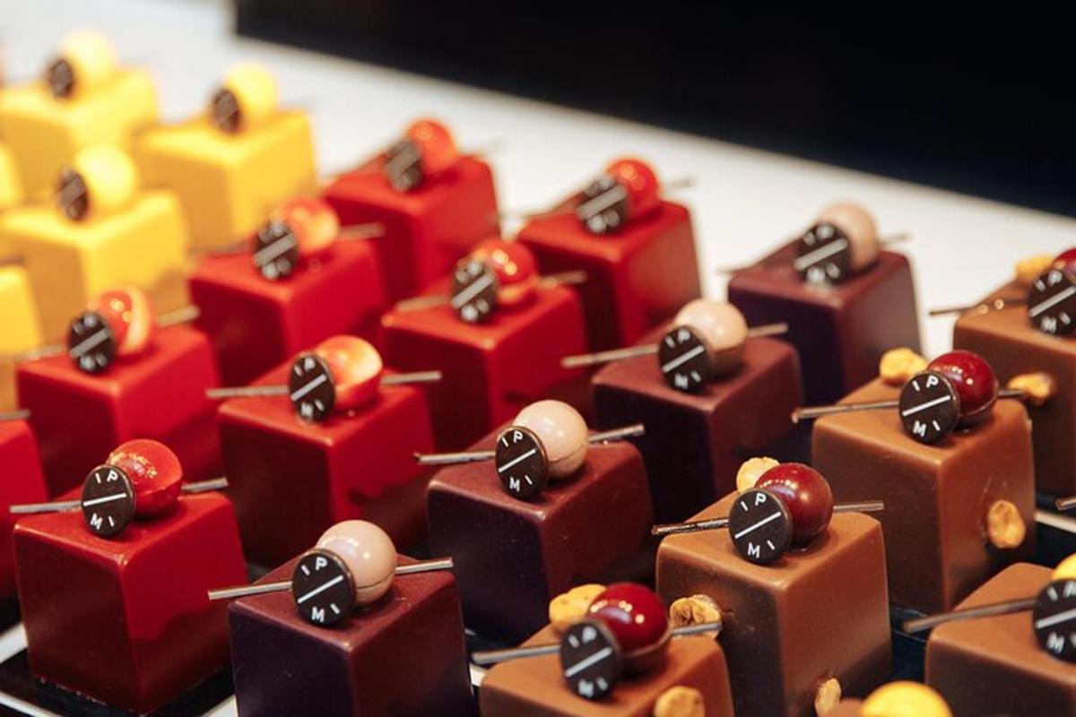 um monte de chocolates com cerejas