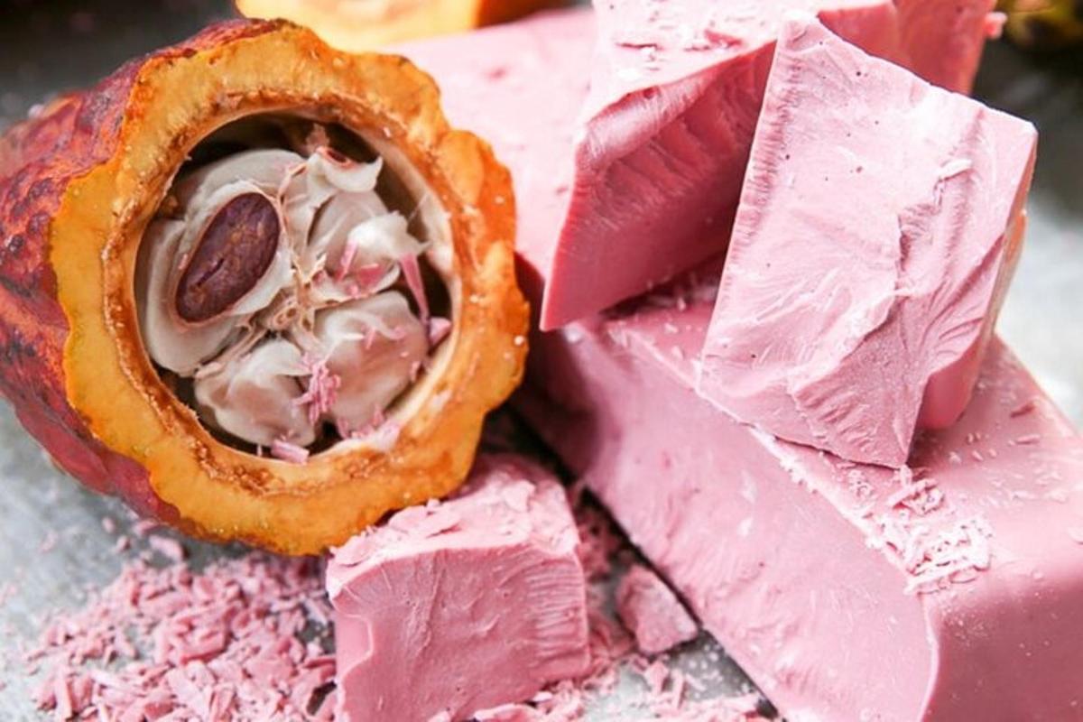 un pezzo di torta rosa con un pezzo di cibo