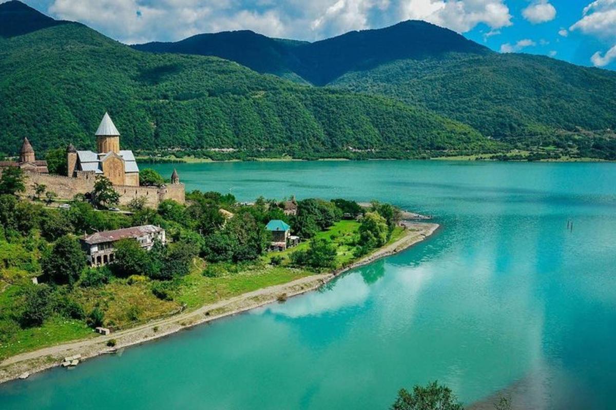 una illa al mig d'una massa d'aigua
