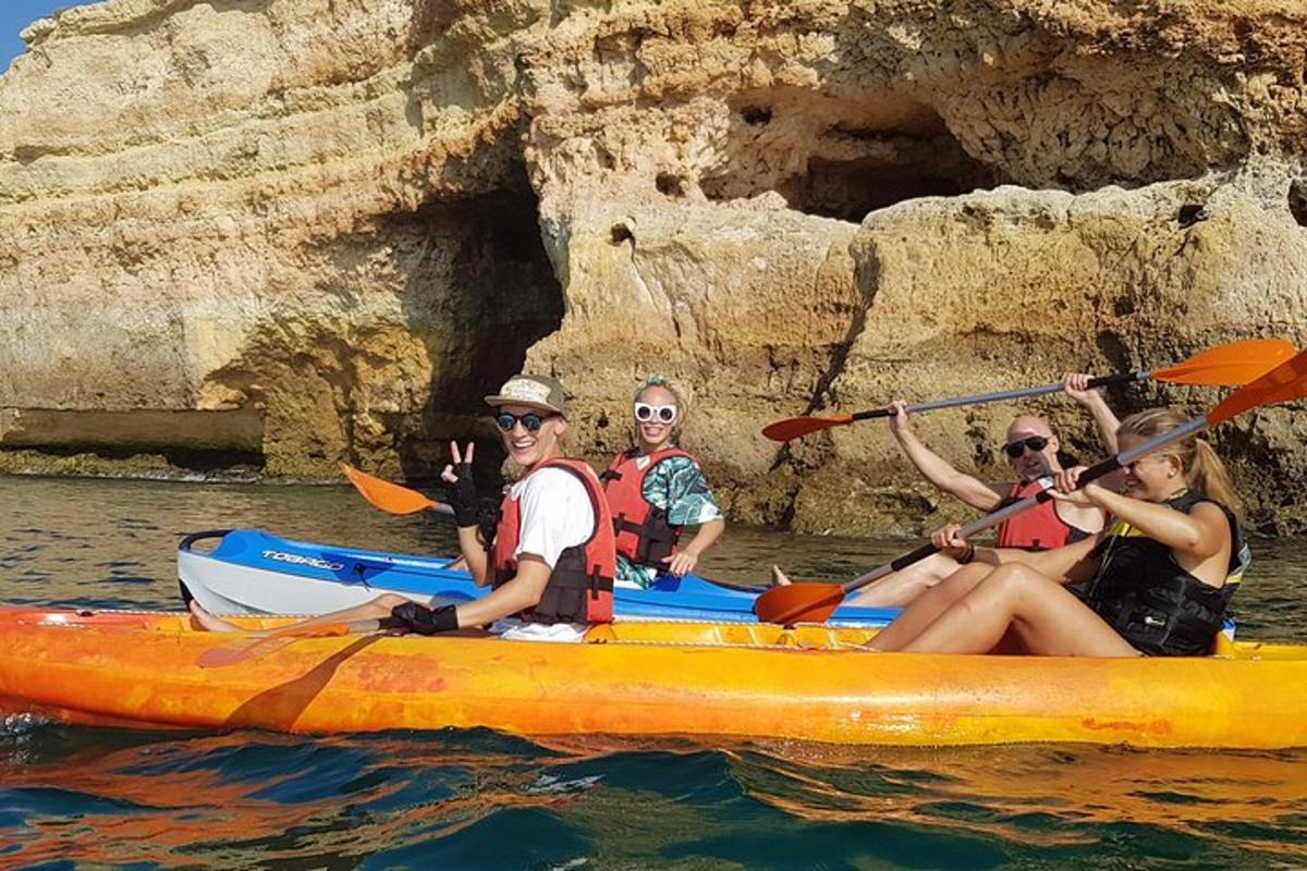 μια ομάδα ανθρώπων σε ένα καγιάκ στο νερό