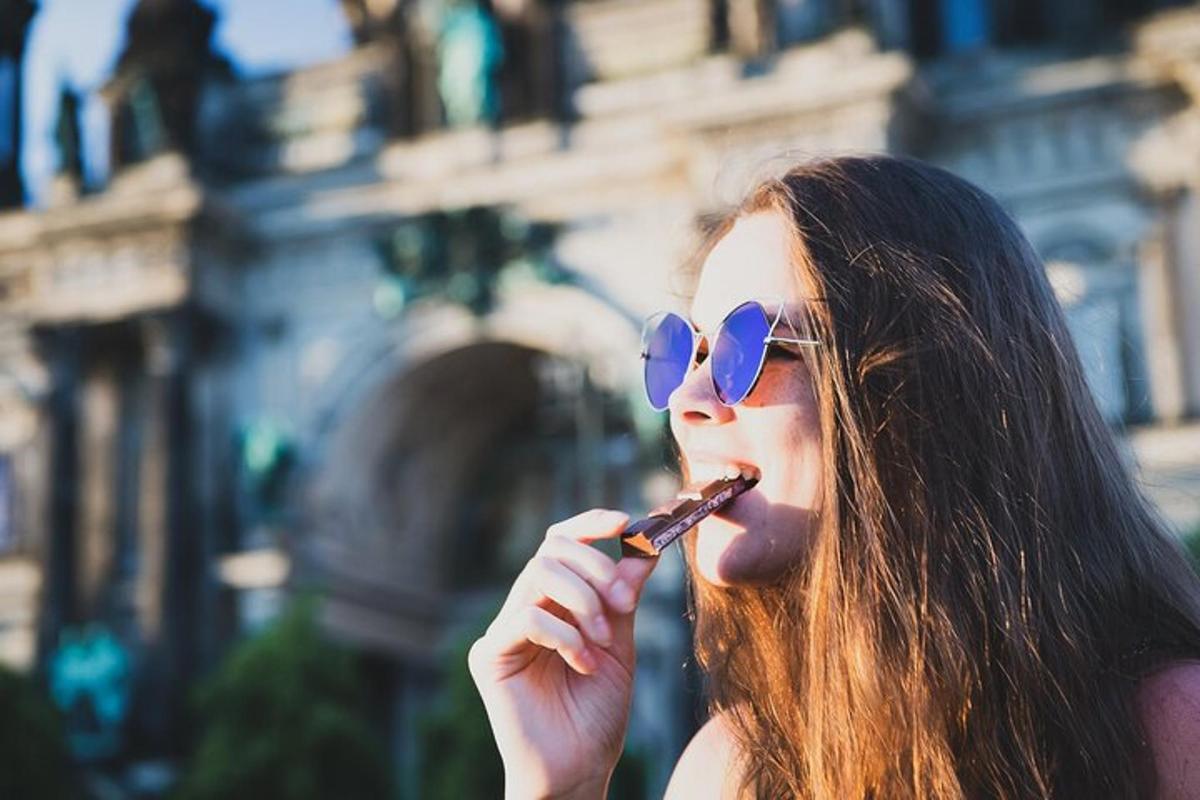 žena se slunečními brýlemi kouřící cigaretu