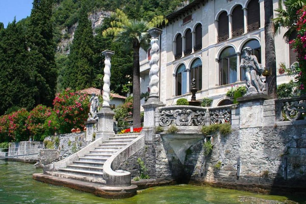 un edifici amb escales al costat d'una massa d'aigua