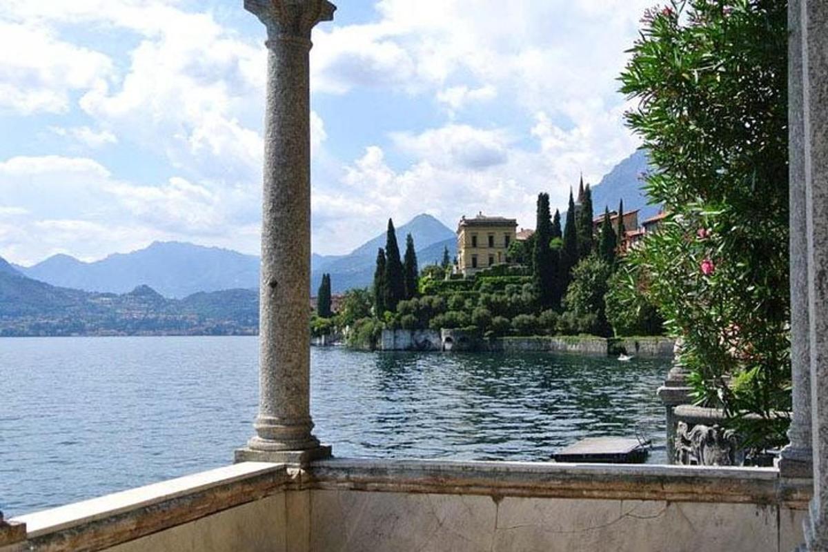 una vista d'una massa d'aigua amb un edifici