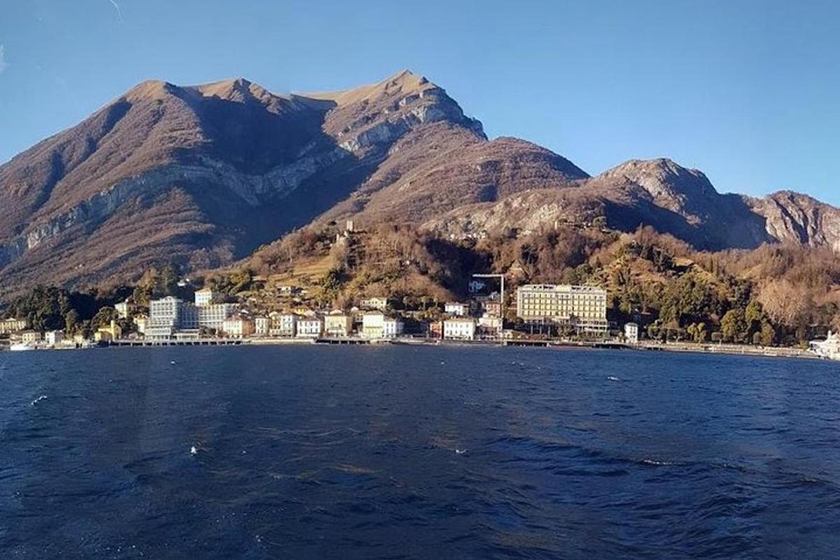una ciutat sobre l'aigua amb muntanyes al fons