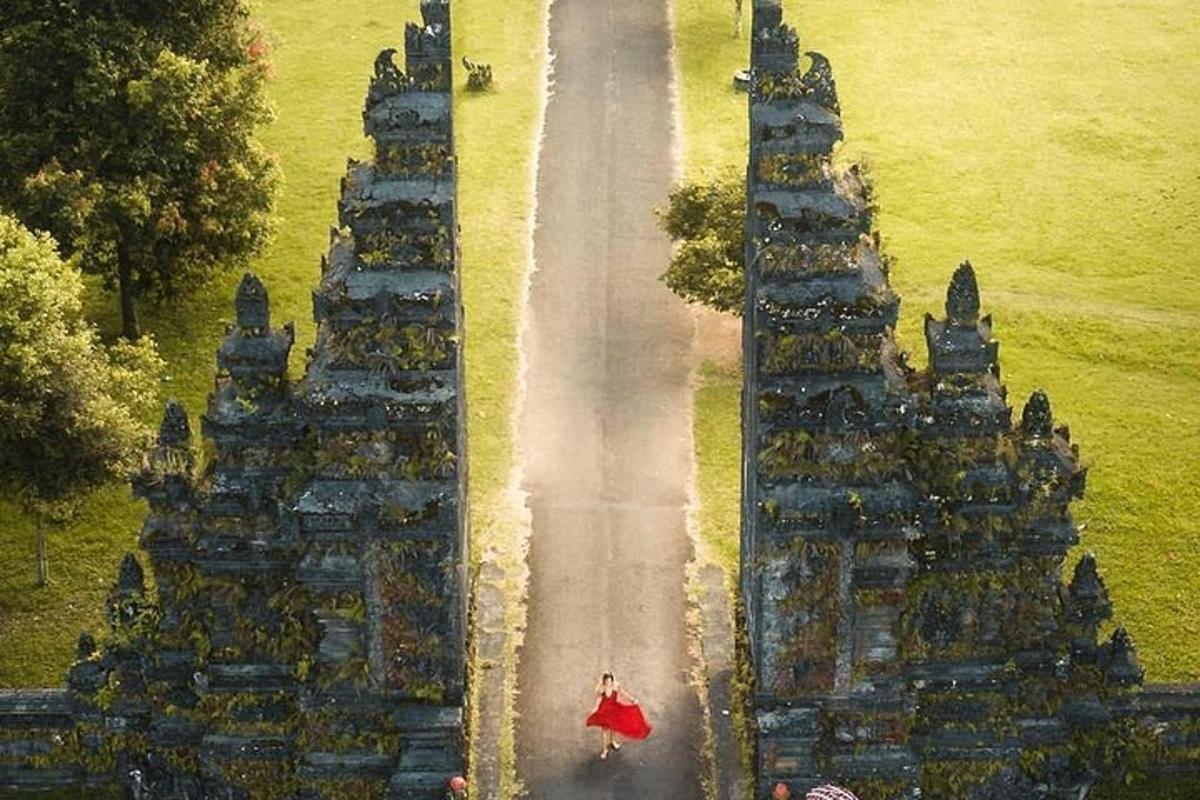 Una mujer con un vestido rojo parada frente a un templo.