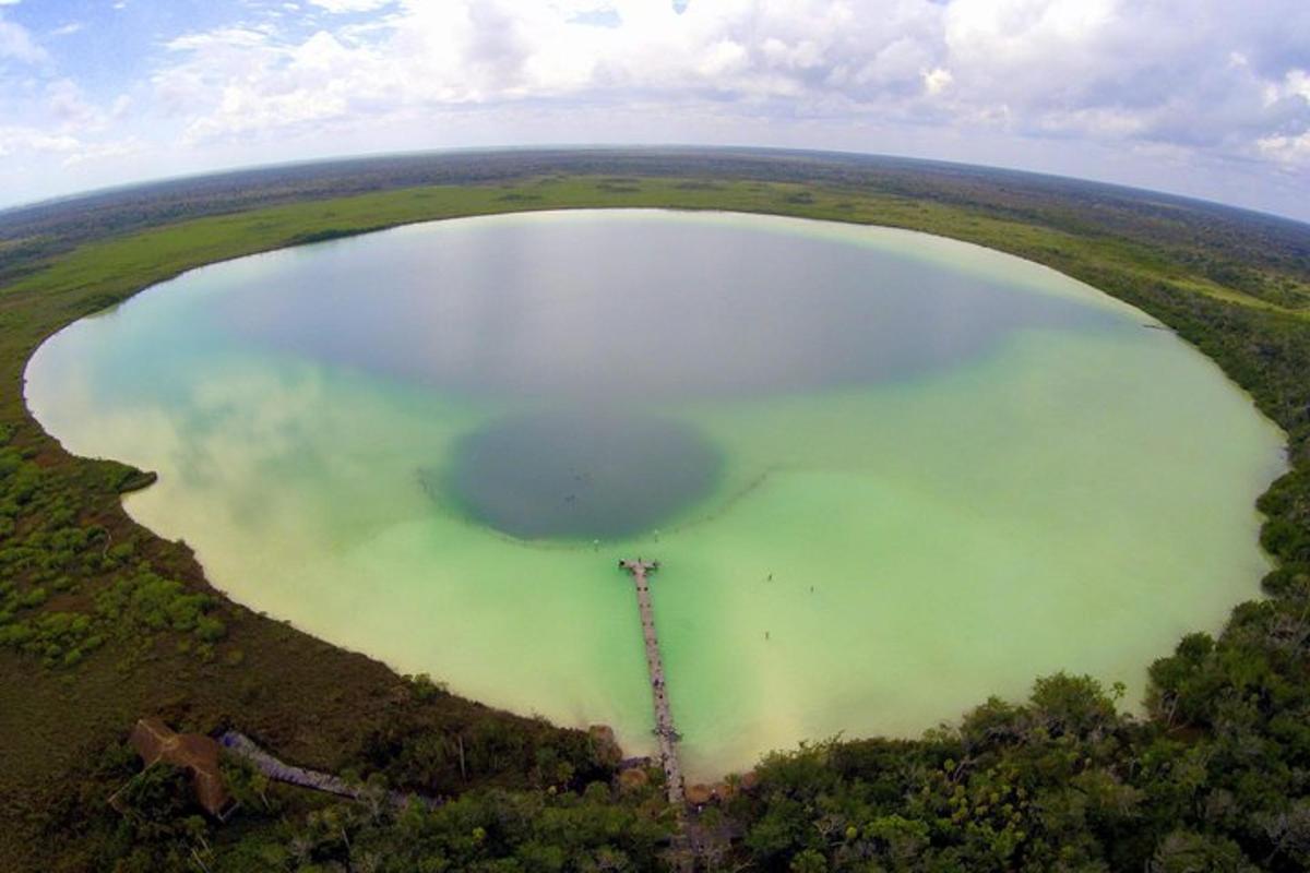 una vista aerea di un grande specchio d'acqua