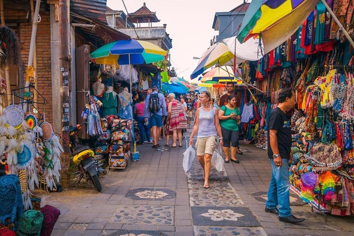 Un grupo de personas caminando por una calle en un mercado.