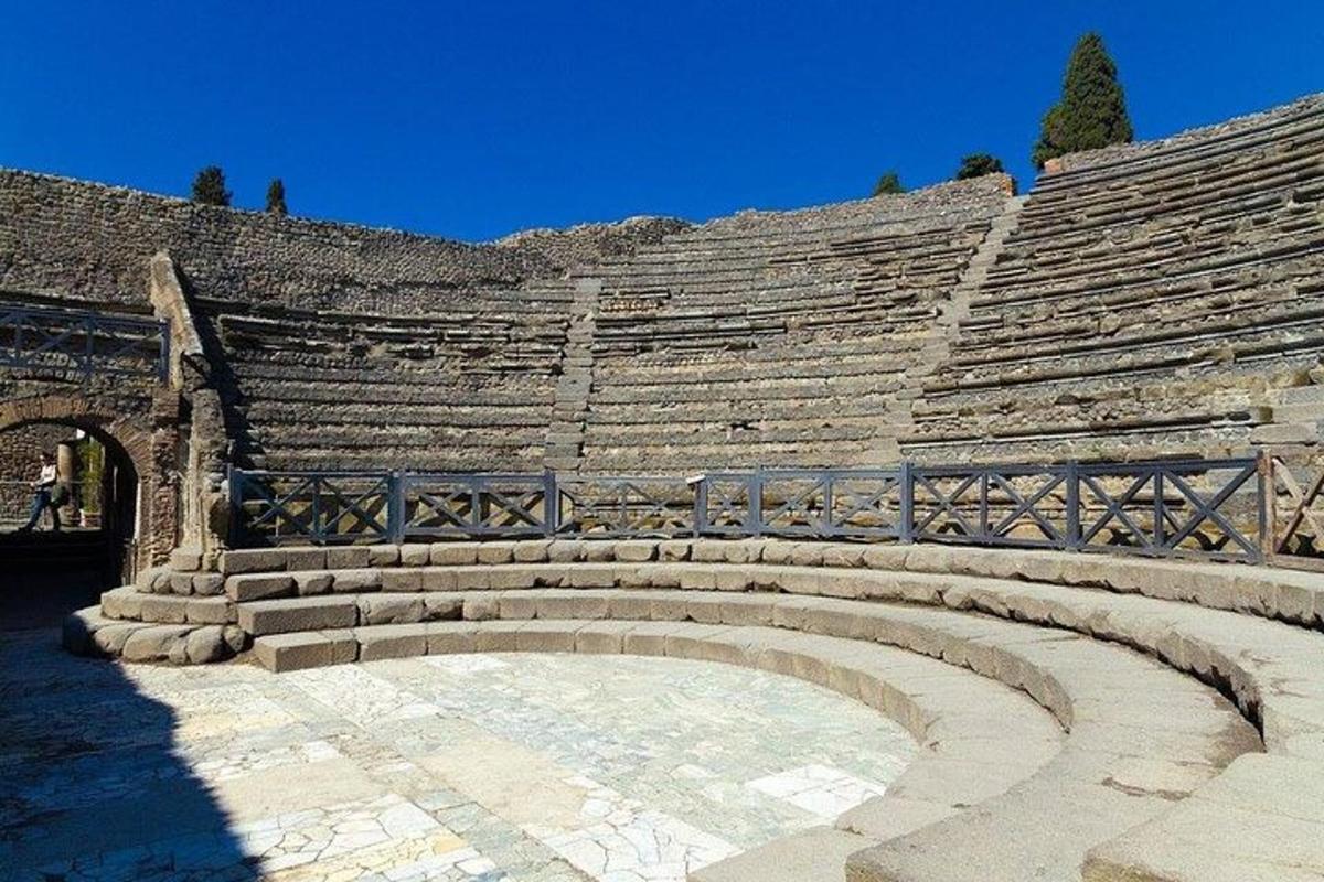 ένα άδειο αμφιθέατρο με σκαλοπάτια και έναν γαλάζιο ουρανό