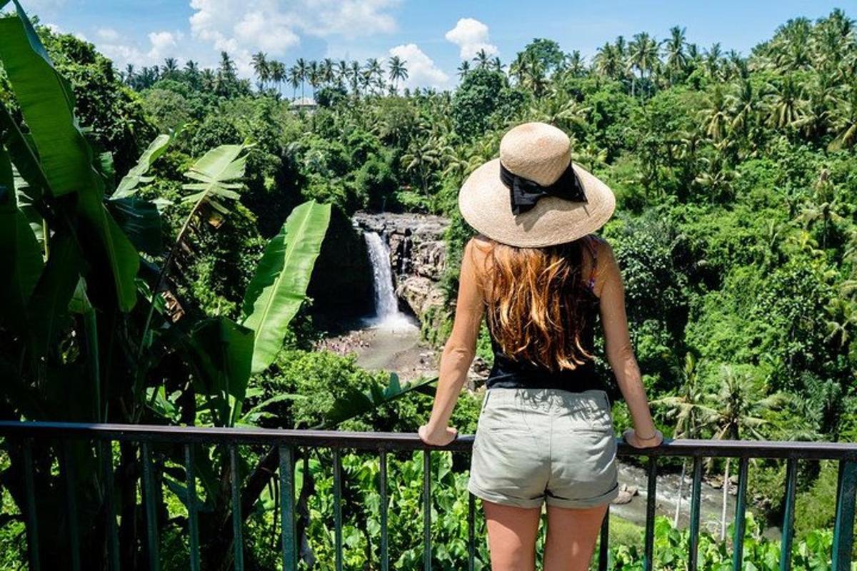 Una mujer con sombrero mirando una cascada