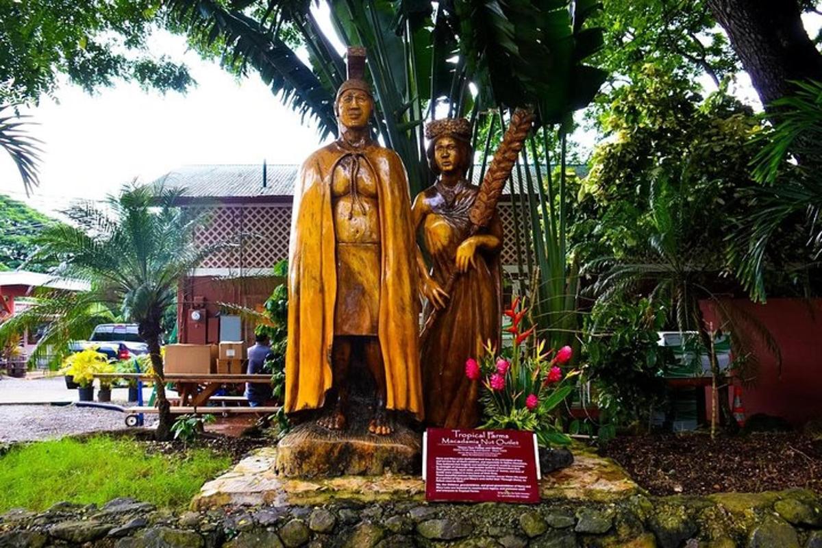 una statua di due persone in piedi una accanto all'altra