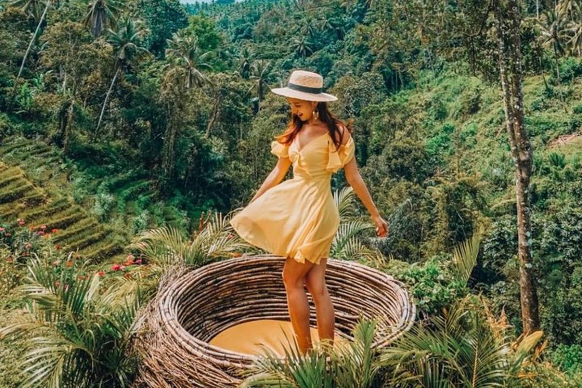 una donna con un vestito giallo e un cappello in piedi su un cesto
