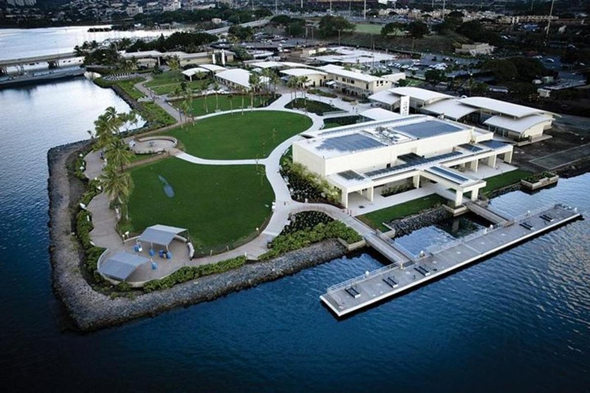 una vista aerea di un grande edificio in acqua