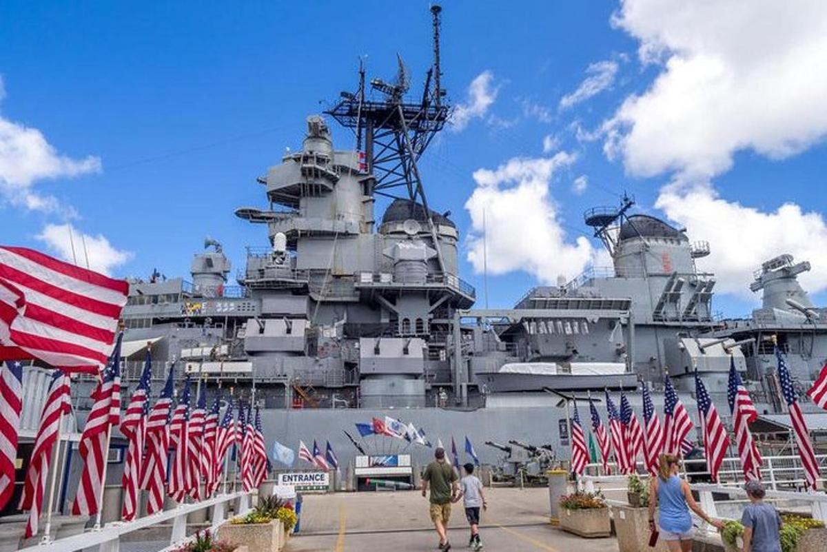 una grande nave con bandiere americane davanti