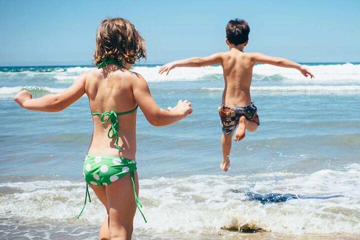 un ragazzo e una ragazza stanno giocando sulla spiaggia