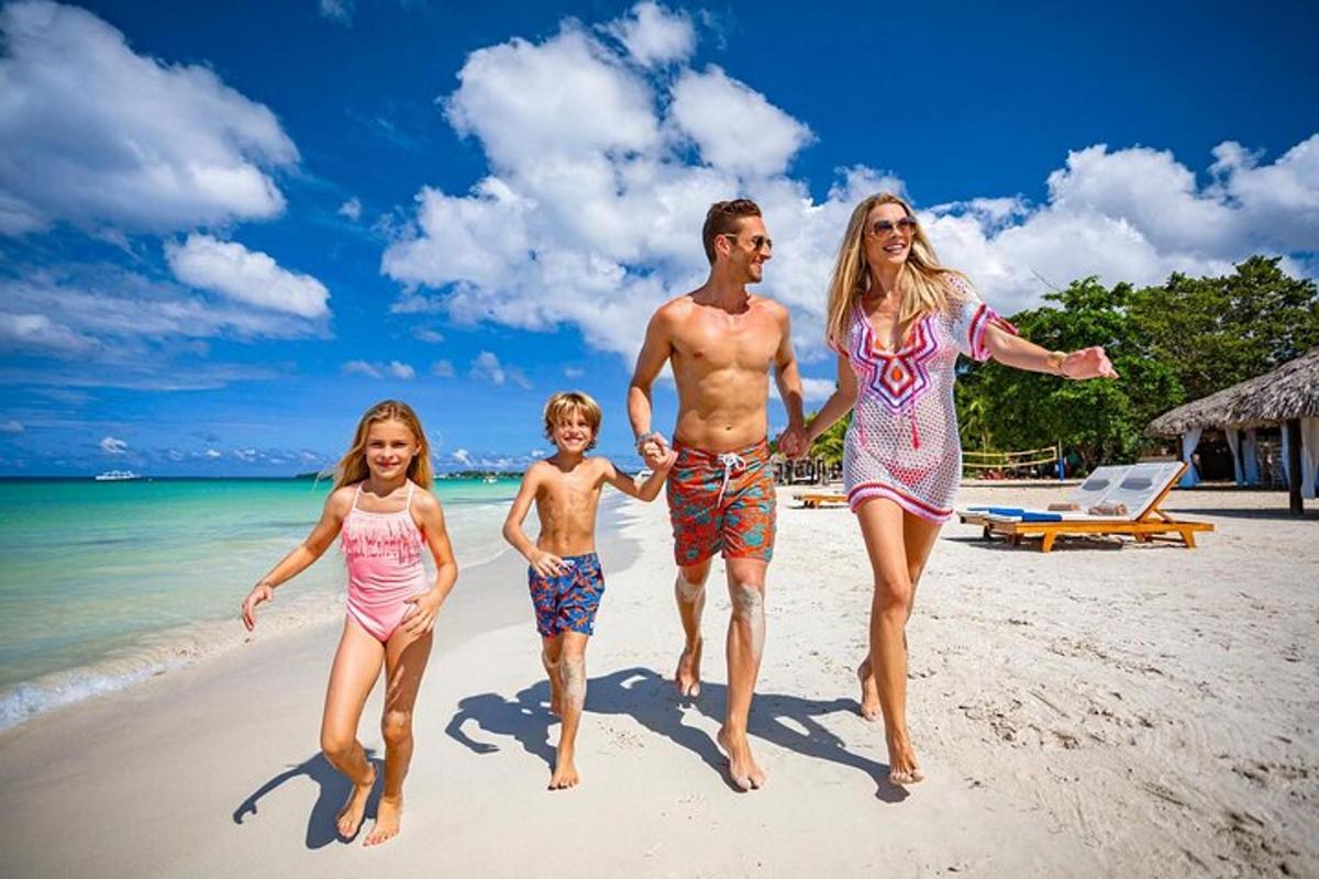una famiglia che cammina sulla spiaggia