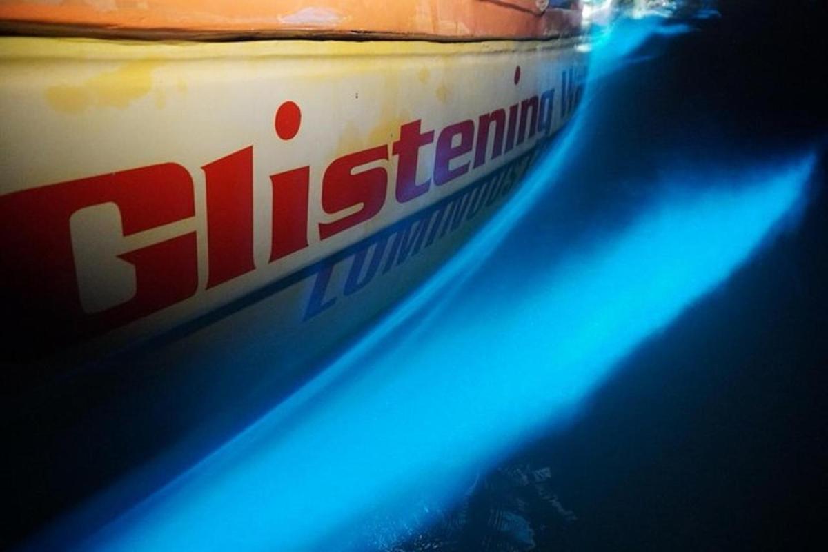 detailní záběr na láhev energetického nápoje