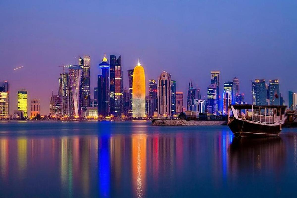 una vista di una grande città di notte con