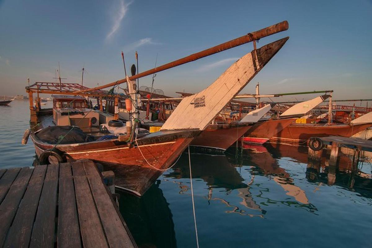 μια ομάδα σκαφών είναι αγκυροβολημένη σε μια αποβάθρα