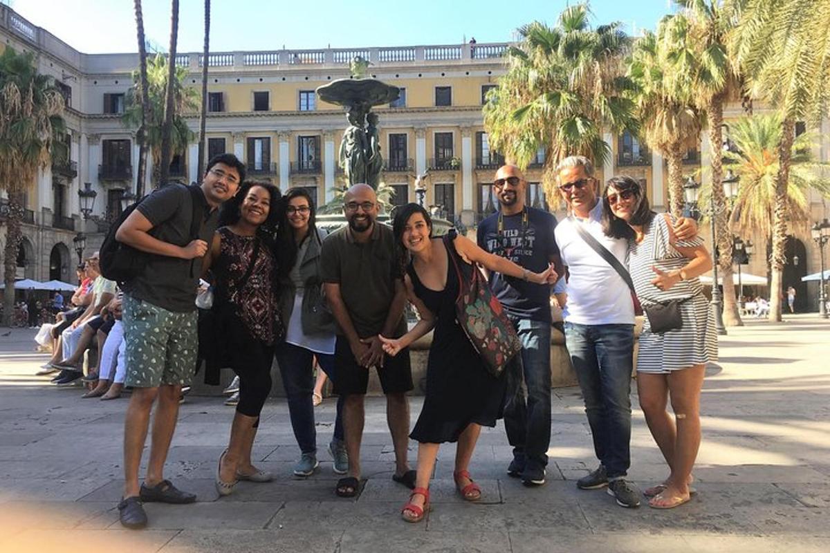 Un grupo de personas posando para una foto frente a un edificio.