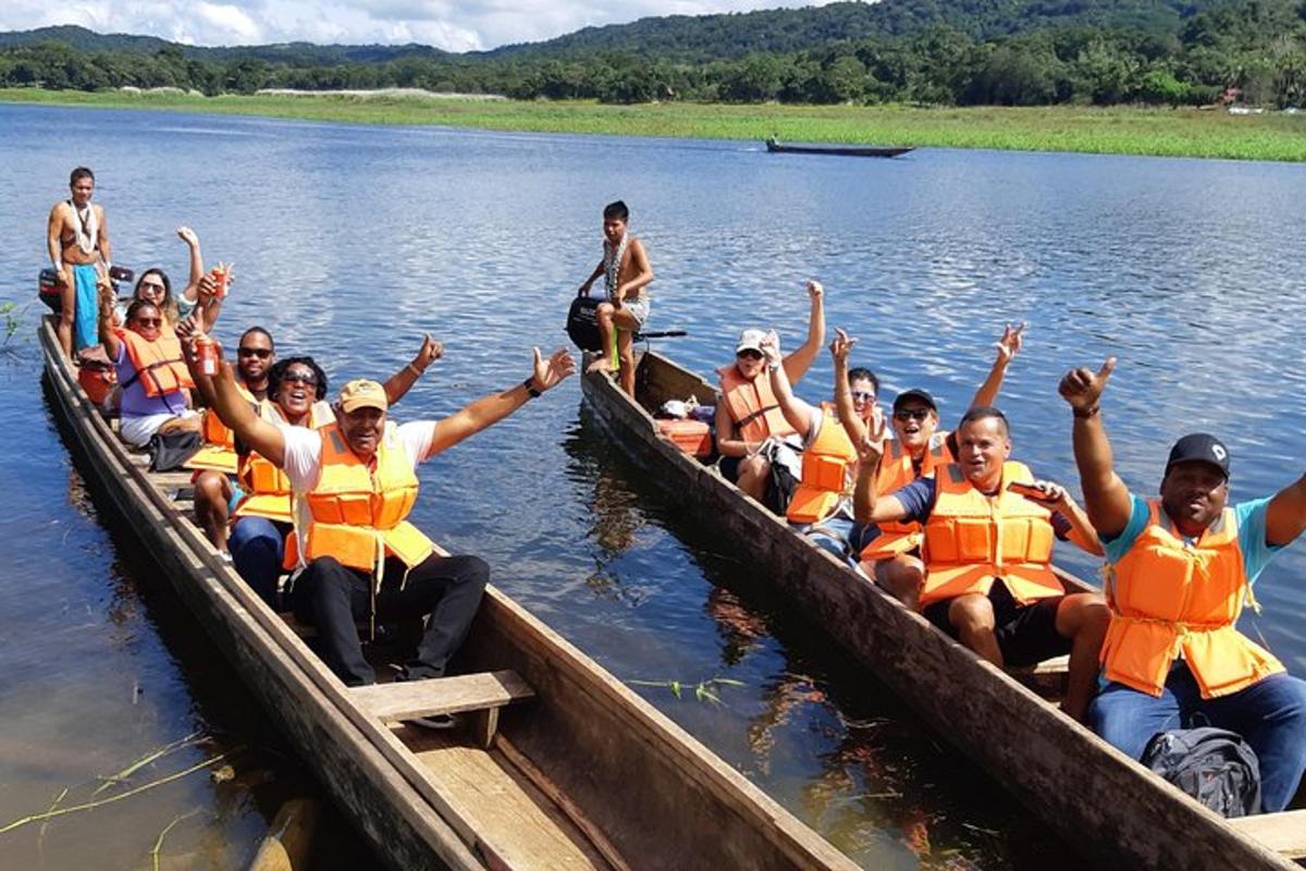 un gruppo di persone in barche sull'acqua