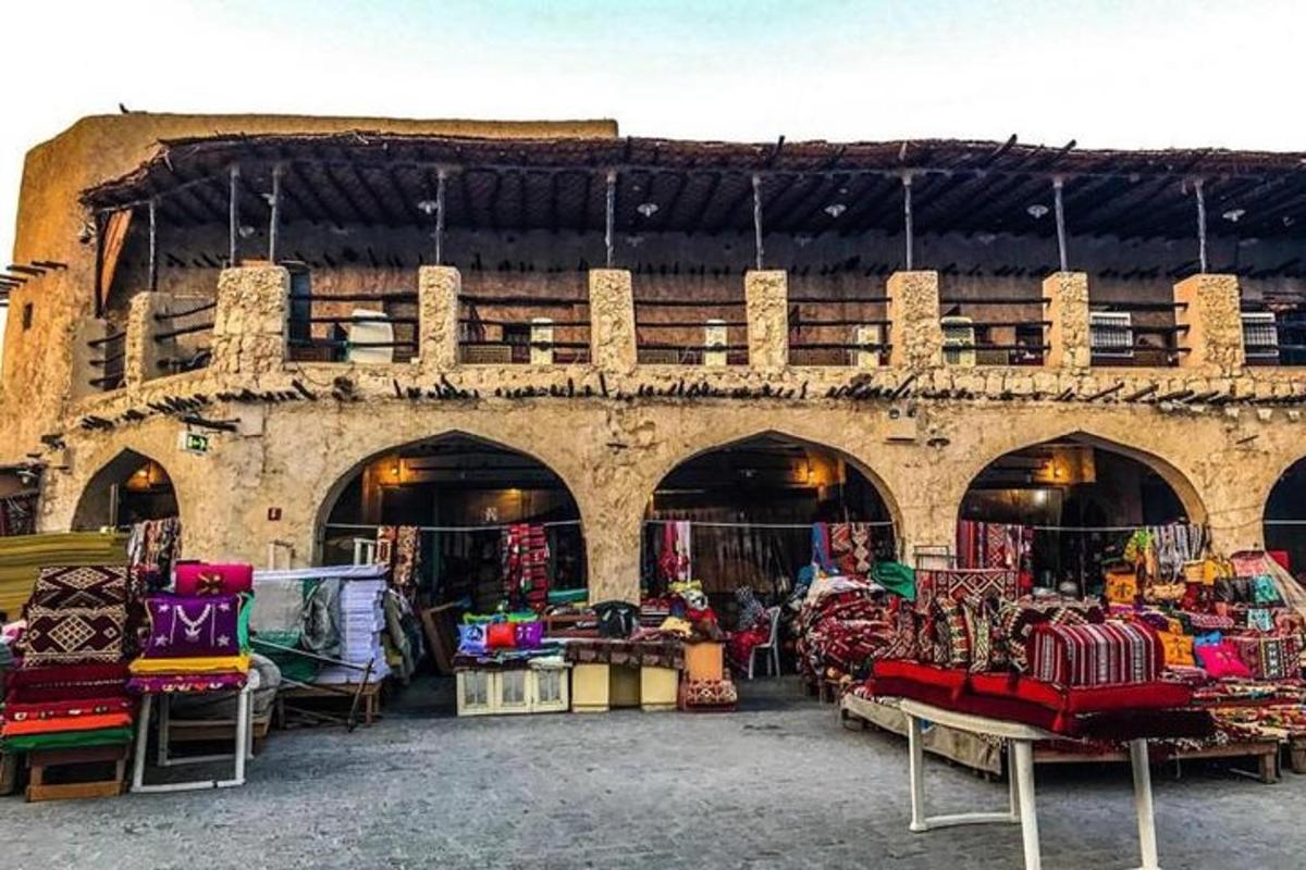 un negozio con un mucchio di sedie di fronte a un edificio