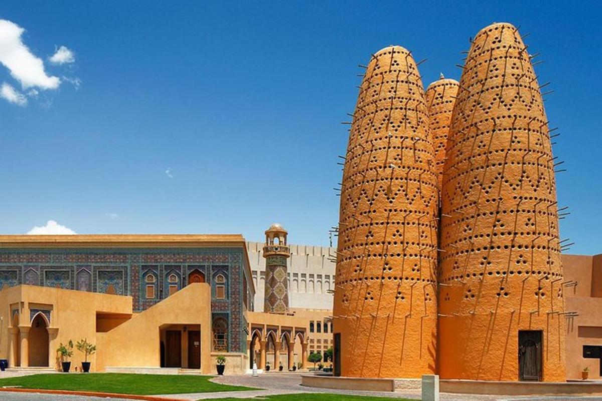 un edificio con un grande edificio a forma di piramide