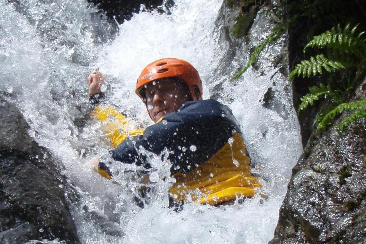 un uomo su una zattera in una cascata