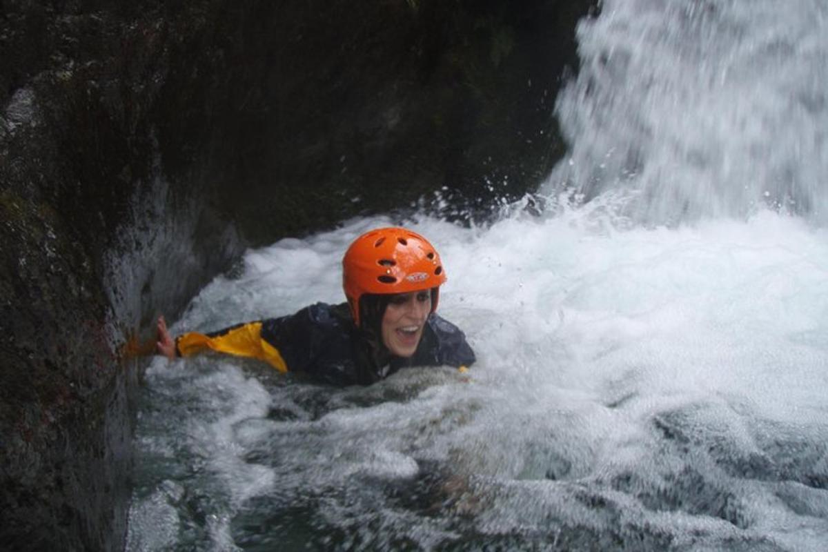 un uomo con un casco arancione è in un fiume
