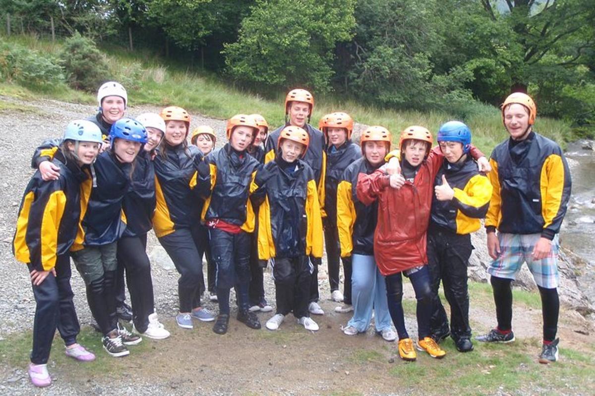 un gruppo di persone in posa per una foto su una zattera