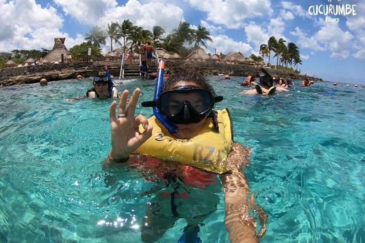 una persona con un snorkel en el agua