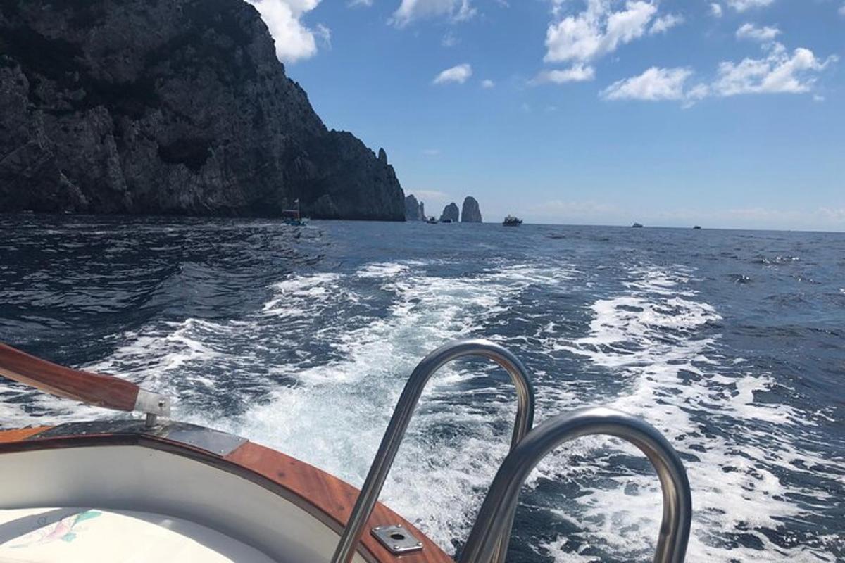 un barco en el agua cerca de una isla rocosa
