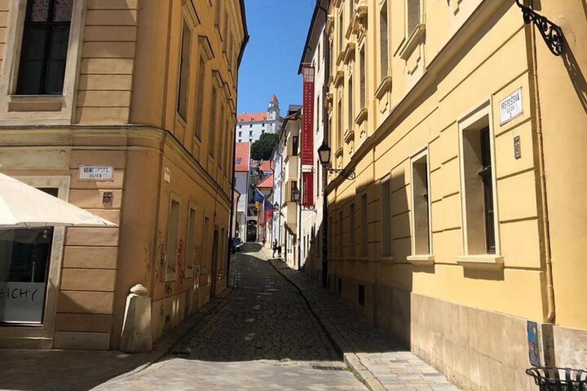 prázdná ulička ve městě s budovami