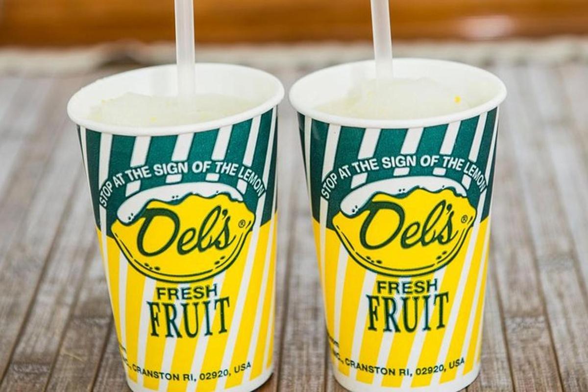 dva kelímky od limonády na stole