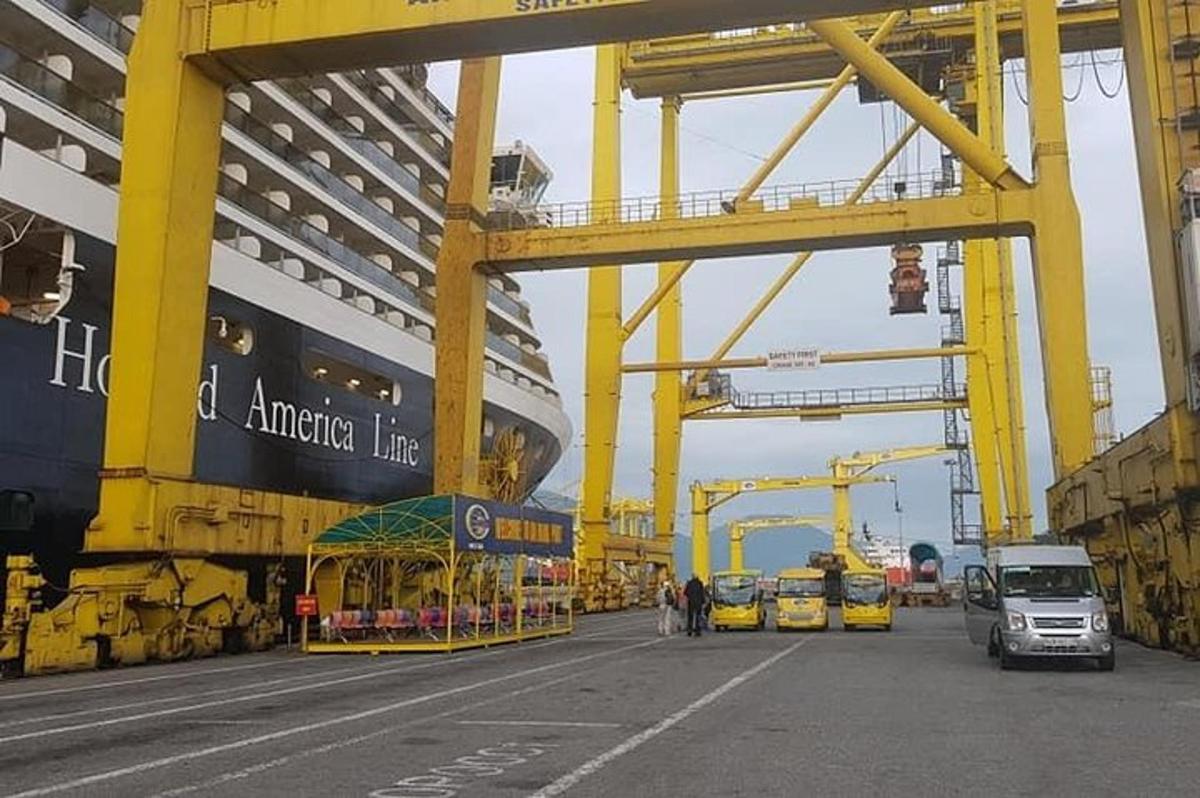 galangan kapal besar dengan derek dan truk kuning