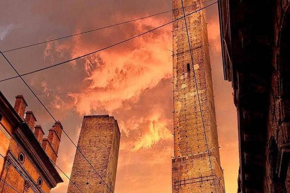 una vista di due alti edifici e un cielo nuvoloso