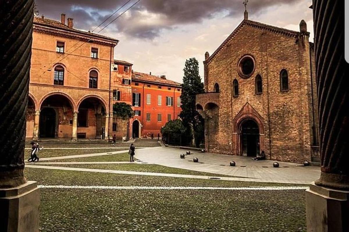 un gruppo di persone che camminano davanti a un edificio