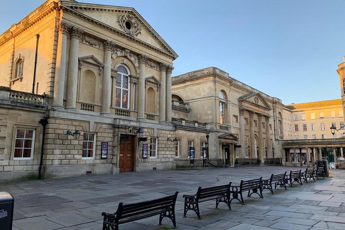 a row of benches in front of a large building