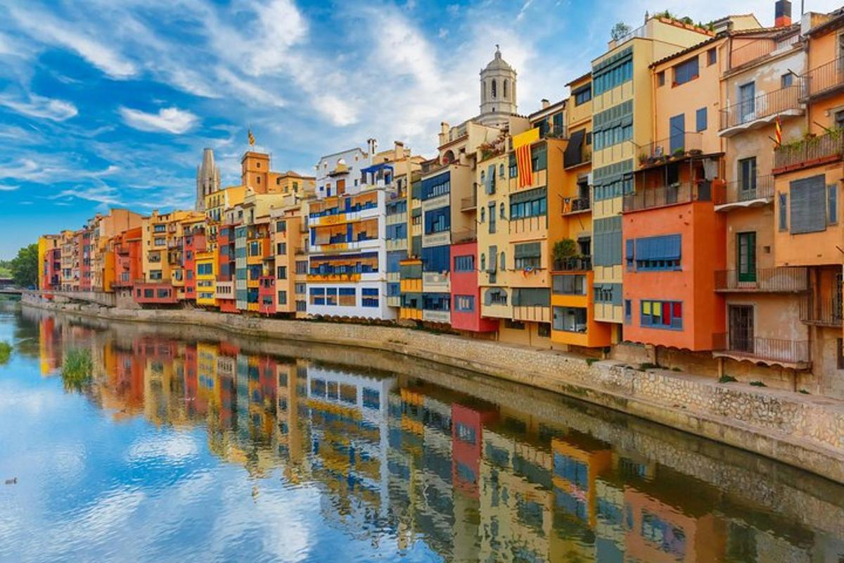 Una hilera de edificios coloridos junto a un río