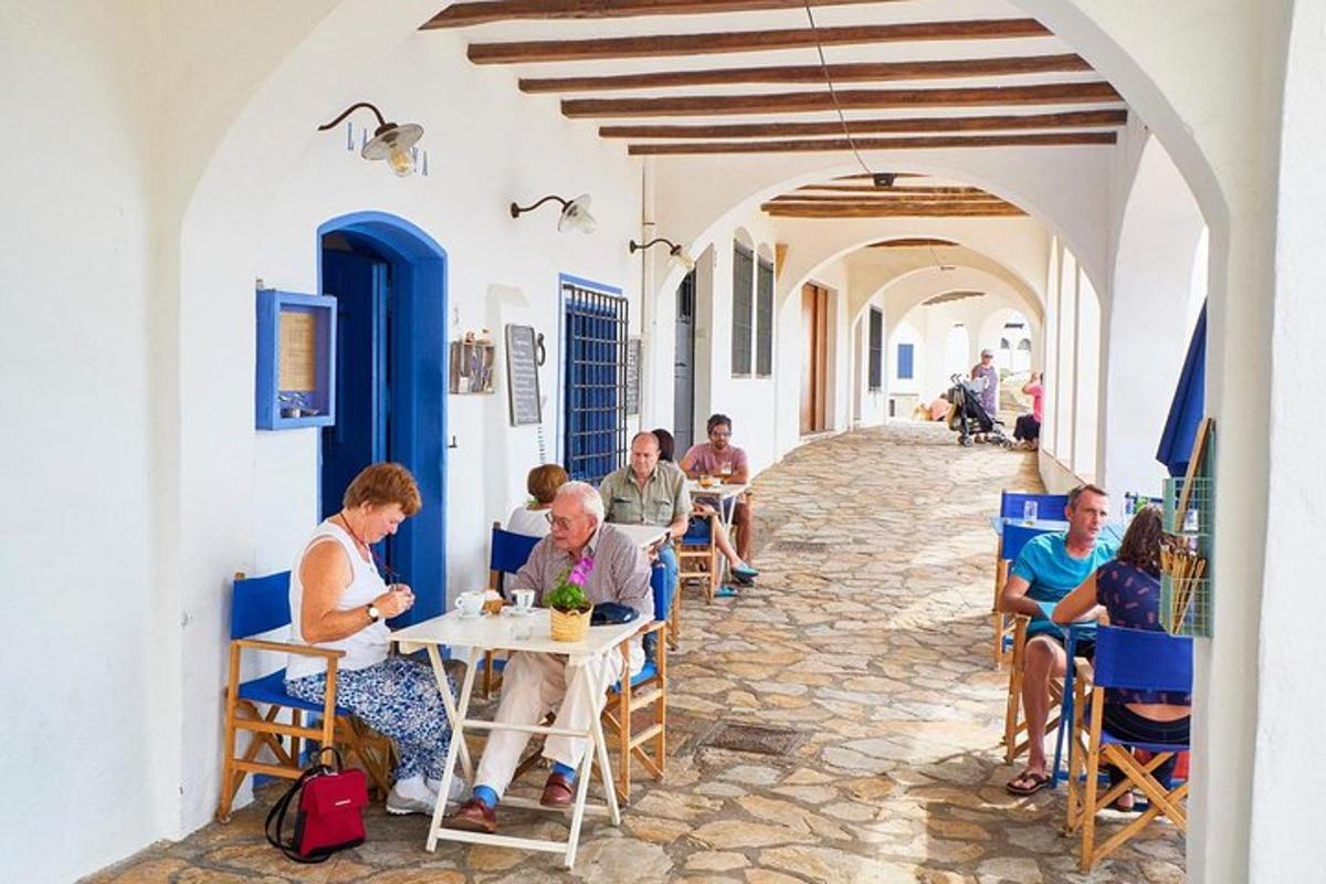 un grupo de personas sentadas en una mesa en un restaurante
