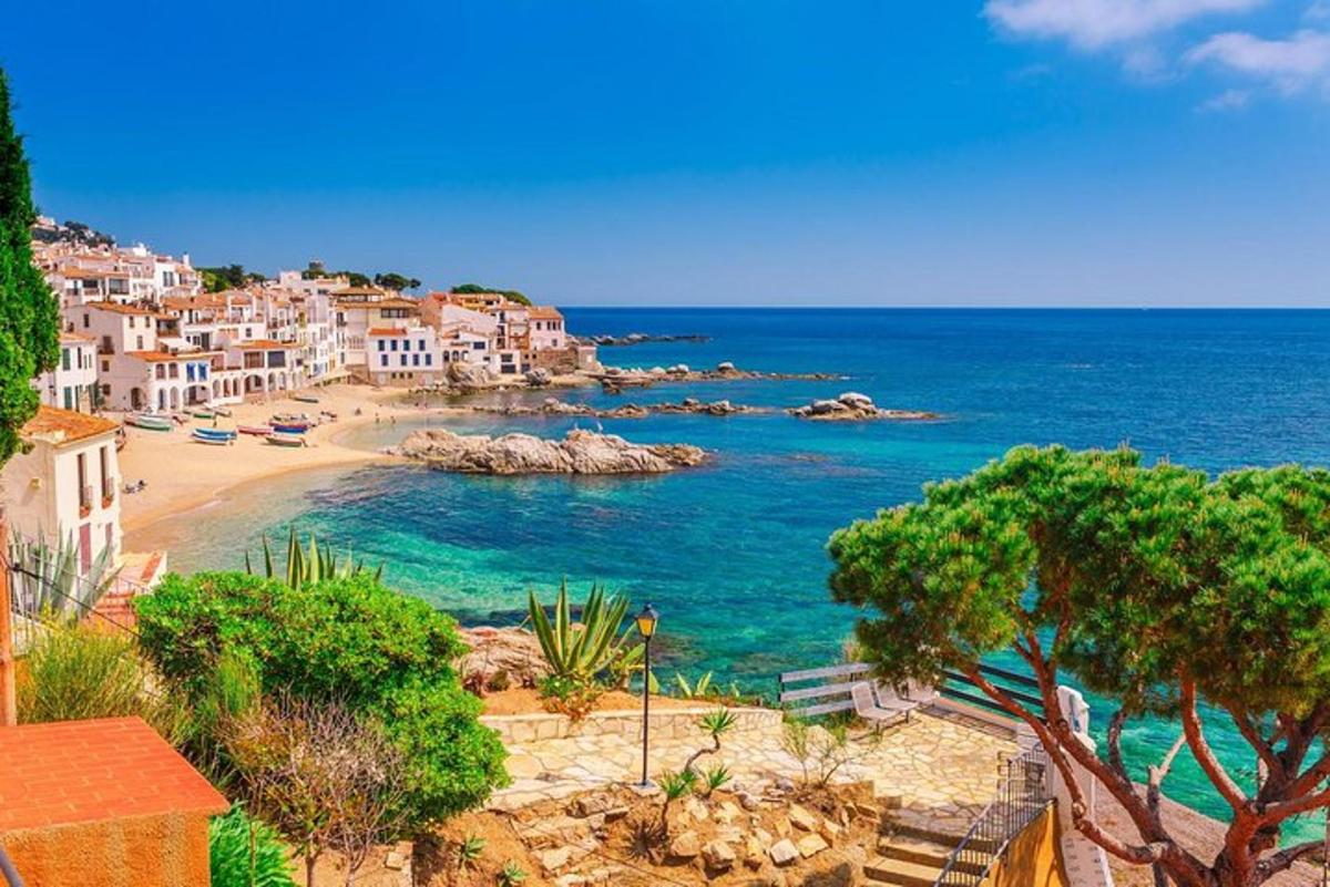 Una vista de una playa con casas y el océano.