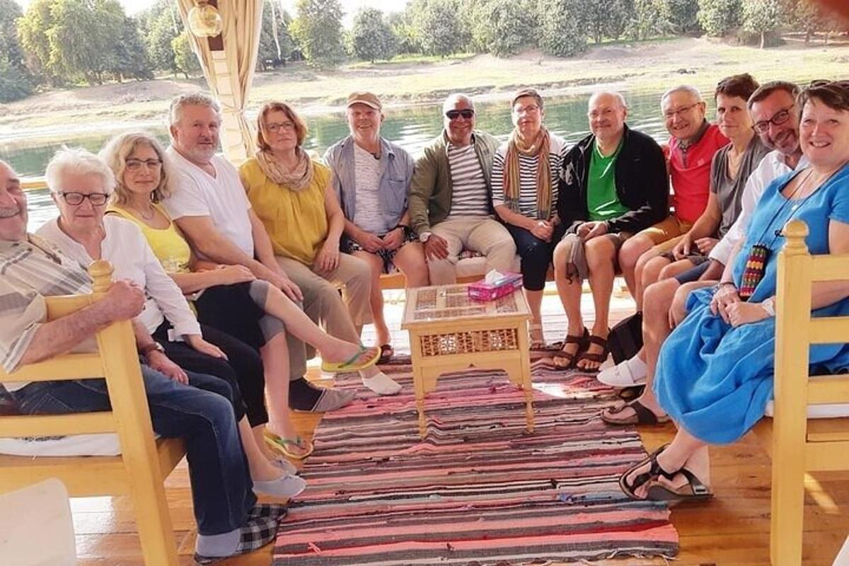 eine Gruppe von Menschen, die für ein Foto posieren